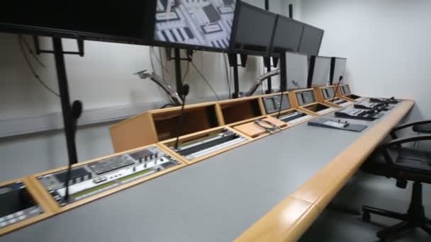 Painel de controle e monitores na sala de equipamentos — Vídeo de Stock