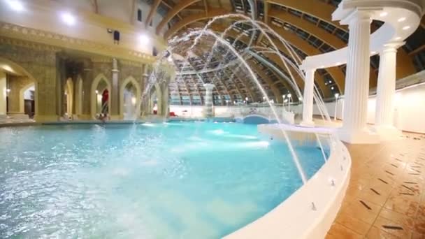 Getti d'acqua in piscina nel parco acquatico caraibico . — Video Stock