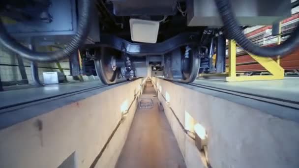 Колёса на шасси вагонов — стоковое видео