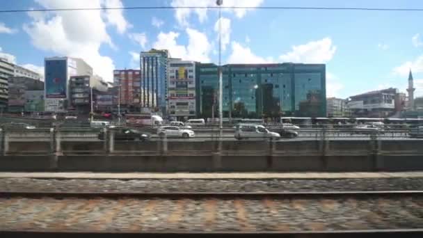 Uitzicht vanaf de tram naar straat in Istanbul — Stockvideo