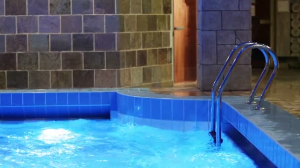 Piscina interior com escada — Vídeo de Stock