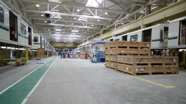 Menschen arbeiten in mytishchi metrovagonmash factory — Stockvideo