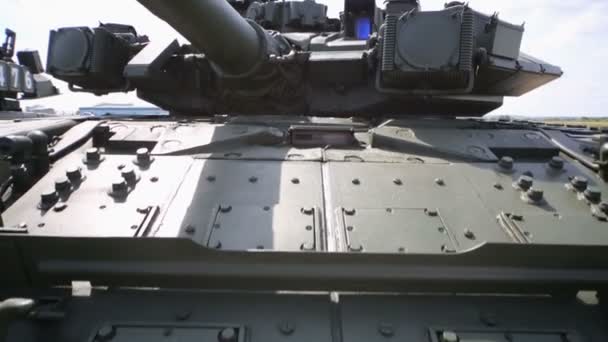 Torentje van tank T-90 op expositie — Stockvideo