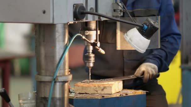 Werknemer boren metalen plaat — Stockvideo