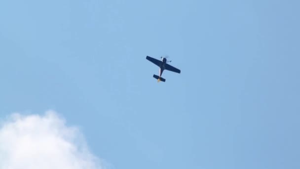 Vliegtuigen Su-31 op airshow — Stockvideo