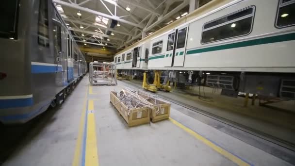 Nouveaux trains à l'assemblage dans l'usine de Mytishchi — Video