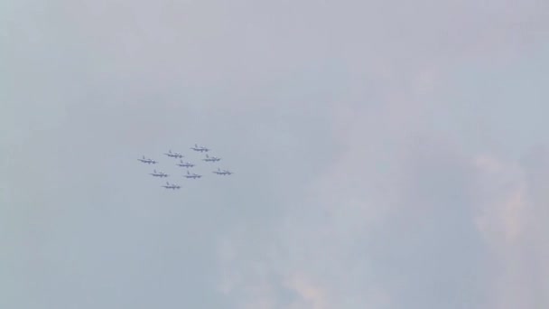 Negen Cf-339 vliegtuigen op lucht weergeven — Stockvideo