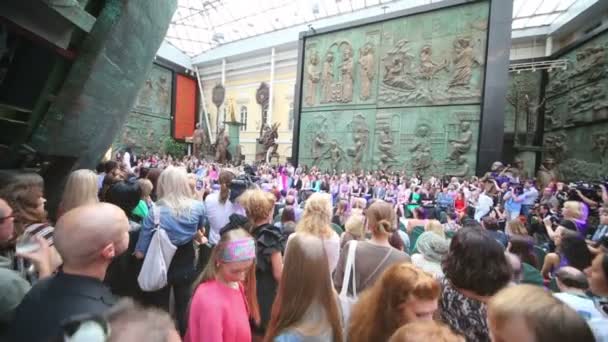 Crowd watching girls on podium — Stock Video