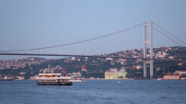 Ataturk Bridge (most Bosfor) wieczorem — Wideo stockowe