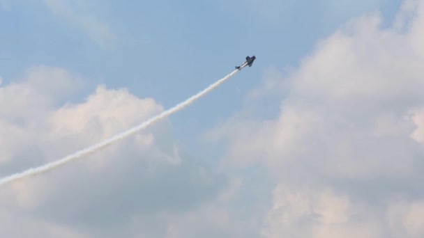 T-6 Texaanse vliegt omhoog op airshow — Stockvideo
