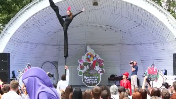 Acrobat vrouw in straattheater op festival — Stockvideo