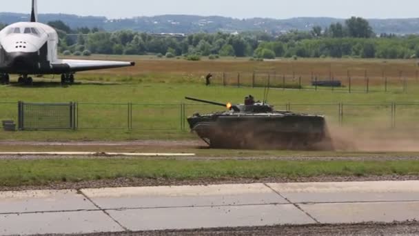 Veículo de combate de infantaria rastreado BMP-3 — Vídeo de Stock