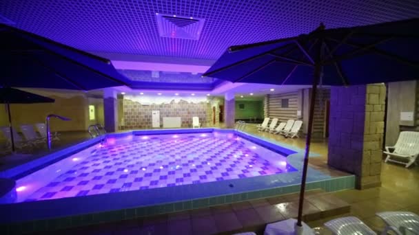 Malý čtvercový bazén s fialovým osvětlení — Stock video