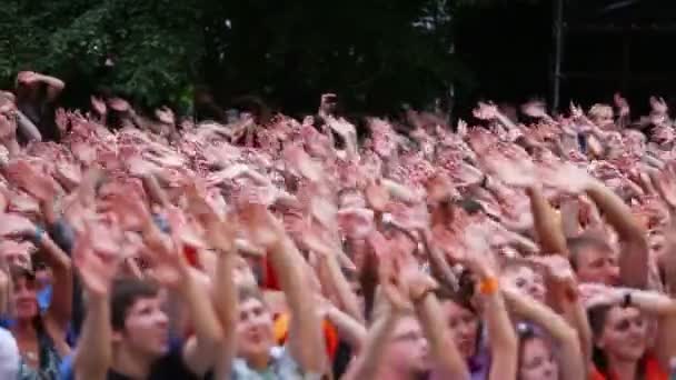 Аудиторія підняв руки в Ермітажі саду — стокове відео