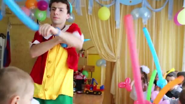 Pinocchio bastelt aufblasbare Schwerter für Kinder — Stockvideo