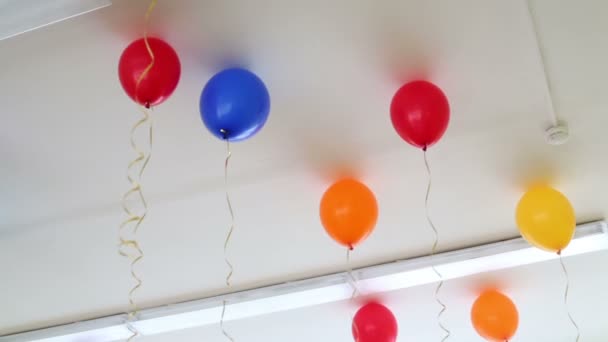 Ballonnen opgeblazen met helium op plafond — Stockvideo