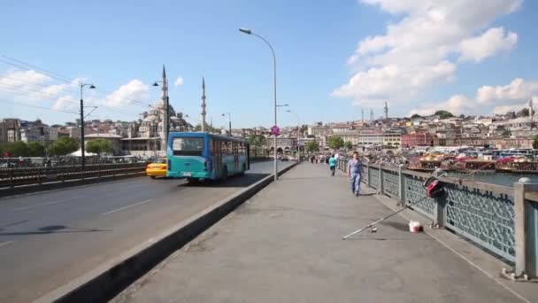 İnsanlar ve arabalar Galata Köprüsü üzerinde — Stok video