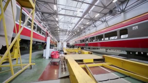 Nieuwe treinen op het werk van de assemblage en journalisten — Stockvideo