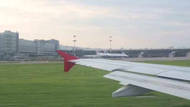 ヴヌーコヴォ国際空港の空港で飛行機の離陸の翼 — ストック動画