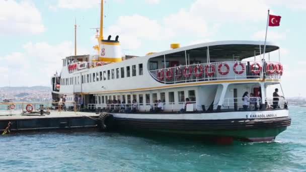 Pasajeros suben a bordo del ferry en Estambul — Vídeo de stock