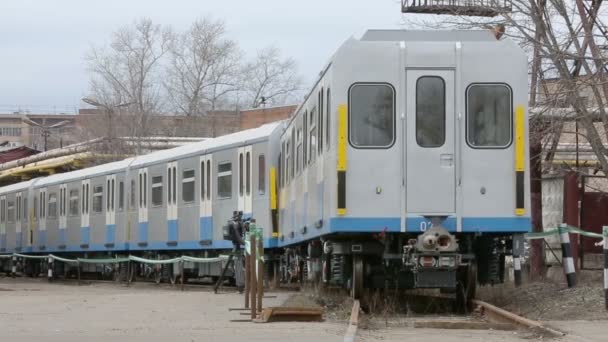 新しい地下鉄電車の近くのカメラマンの作品 — ストック動画