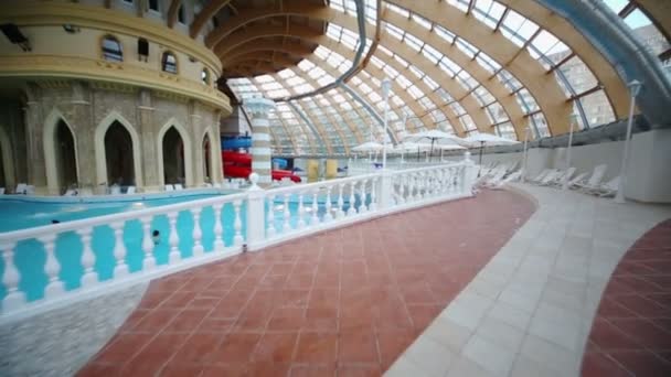 Ligbedden bij zwembad in entertainment complex Caribia — Stockvideo