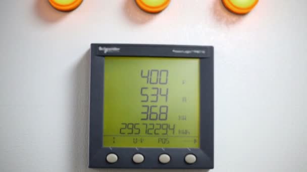 Pantalla con dígitos en rack — Vídeo de stock
