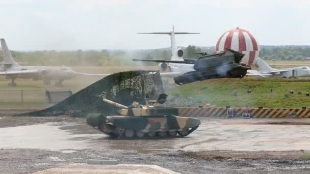 Танк Т-90МС и самоходная пушка МСТА-С — стоковое видео