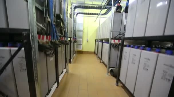 Racks com acumuladores de sistema de energia de backup — Vídeo de Stock