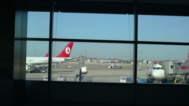 Vista de janela para aviões no aeroporto Ataturk — Vídeo de Stock