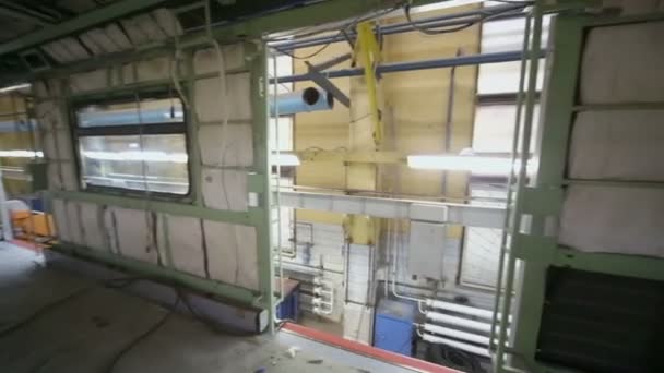 Binnen montage wagen in fabriek — Stockvideo