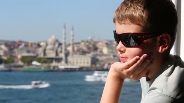 Niño en gafas de sol mira el paisaje — Vídeos de Stock