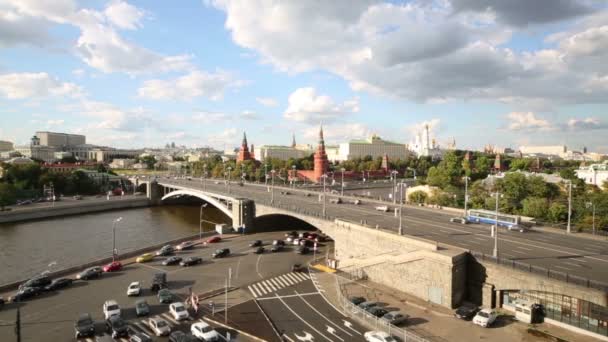 Grote stenen brug, torens van Kremlin — Stockvideo