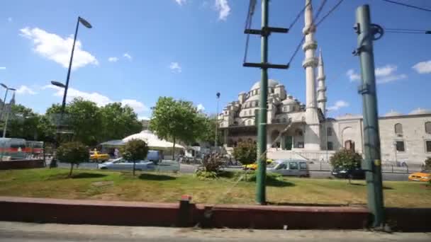 Vue de la fenêtre du tramway à la mosquée — Video