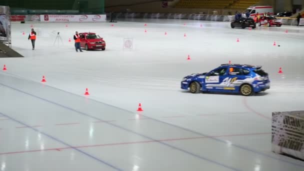 Blauwe raceauto rijdt door ijs — Stockvideo