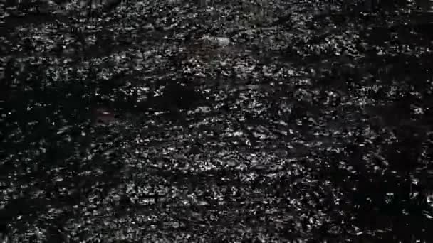 Agua negra con pequeñas ondas — Vídeos de Stock