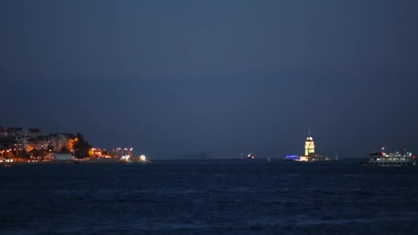 Schiffe fahren über Meer und Leuchtturm — Stockvideo