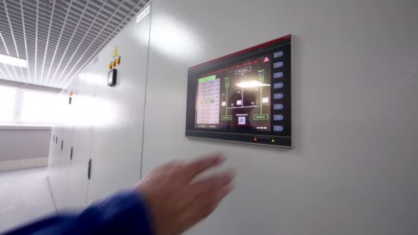 Adam presler düğmesine renk ekranda — Stok video