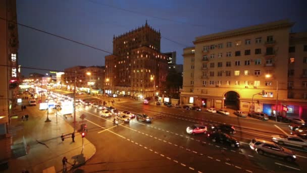 Ночной городской пейзаж с автомобилями на перекрестке — стоковое видео