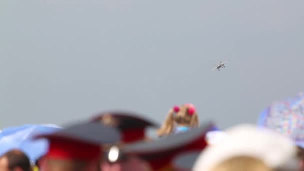 Heads of spectators and Su-35 on air show — Stock Video