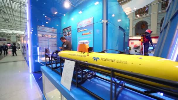 Модель подводной лодки рядом с участием в конференции — стоковое видео