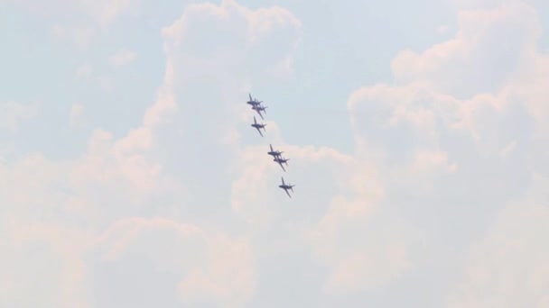 Шесть красных самолётов T-1 Hawk — стоковое видео