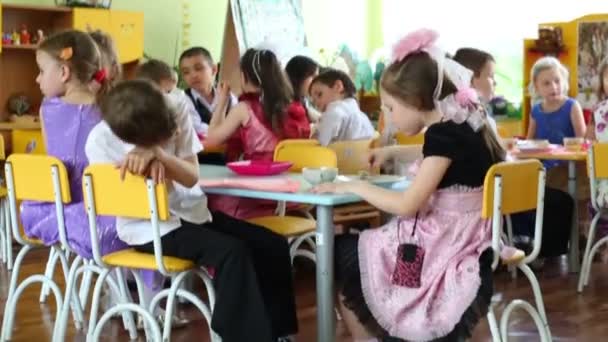 I bambini mangiano a banchetto in asilo infantile — Video Stock