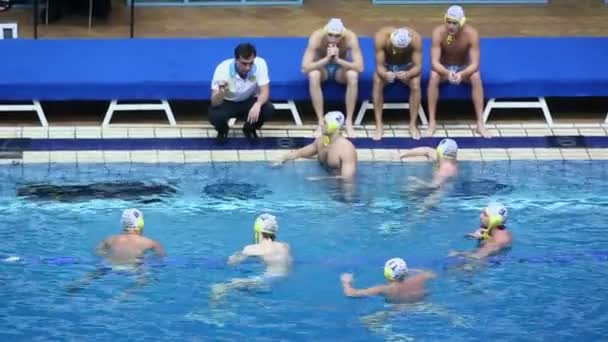 Coach hablar con jugadores de waterpolo — Vídeo de stock