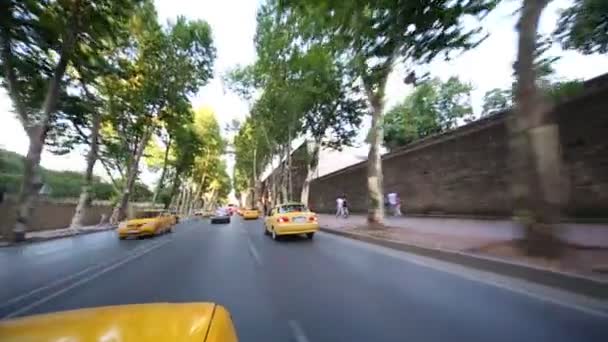 Gele taxi's op weg in Istanbul — Stockvideo