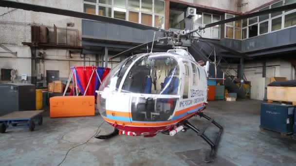 Centrospas hélicoptère dans un grand hangar — Video