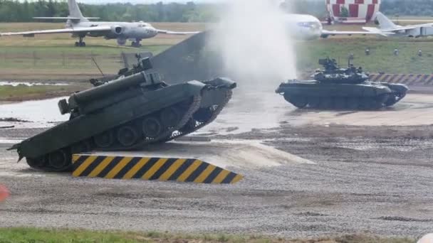 Основні бойові танки T-90 а а T-80u — стокове відео