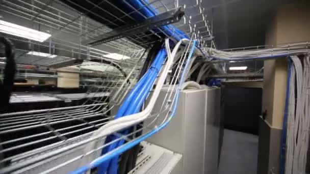 Кабели для серверного оборудования в дата-центре — стоковое видео