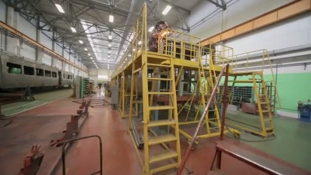 Arbeiter schweißen Eisenbahnwaggon in Fabrik — Stockvideo