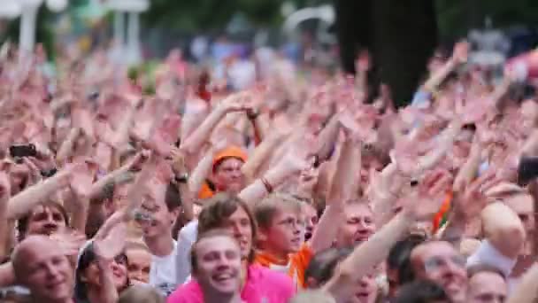 People watch performance of group Chaif — Stock Video